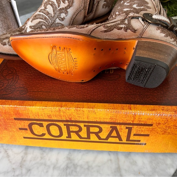 Corral Distressed Beige-Brown Bristle C4108 - Picture 5 of 8